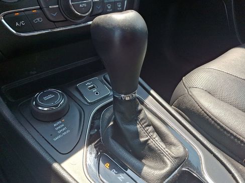 Used 2019 Jeep Cherokee Limited AWD/4WD image 16