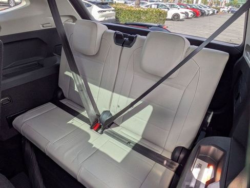 Used 2019 Volkswagen Tiguan SE w/ Panoramic Sunroof Package image 6