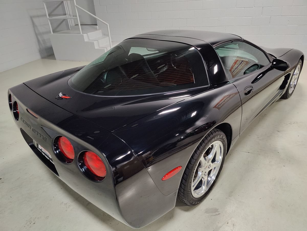 Used 2004 Chevrolet Corvette Coupe w/ Preferred Equipment Group RWD image 7