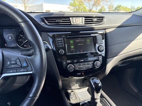 Used 2018 Nissan Rogue SL w/ Premium Package image 32