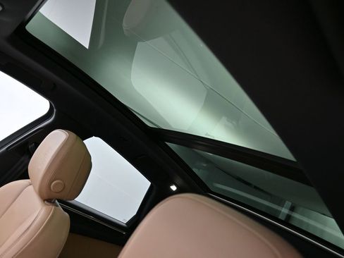 Certified 2025 Porsche Macan AWD/4WD image 12