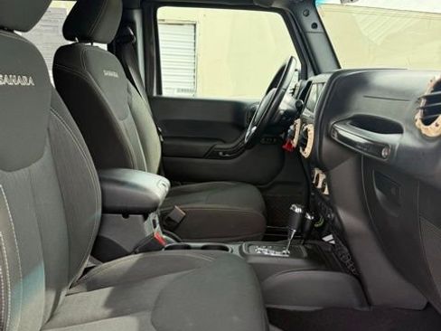 Used 2018 Jeep Wrangler Unlimited Sahara AWD/4WD image 16