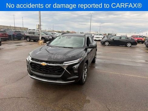 Used 2025 Chevrolet Trax LT FWD image 2