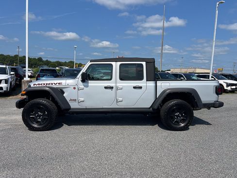 Used 2022 Jeep Gladiator Mojave AWD/4WD image 2