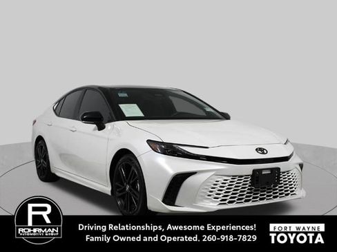 Used 2025 Toyota Camry SE FWD image 1
