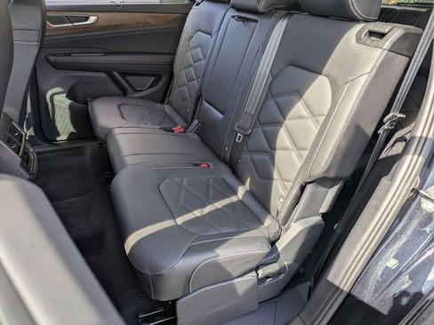 Used 2025 Volkswagen Atlas SE image 27