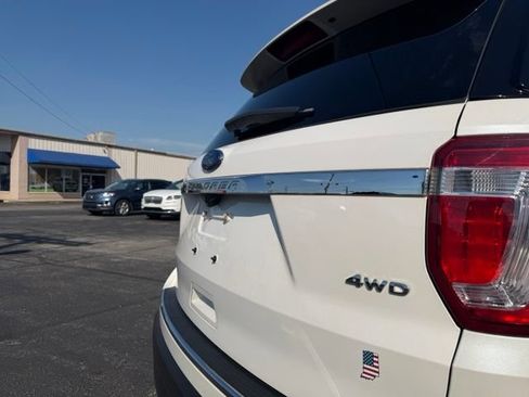 Used 2018 Ford Explorer XLT w/ Equipment Group 202A AWD/4WD image 10
