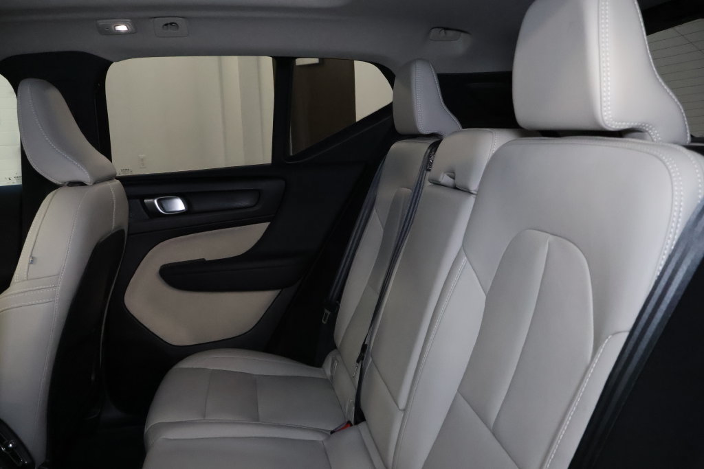 Used 2024 Volvo XC40 B5 Plus AWD/4WD image 16
