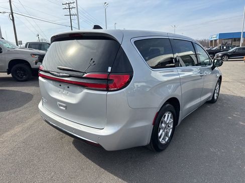 Used 2024 Chrysler Pacifica Touring-L image 5