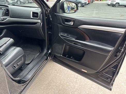 Used 2018 Toyota Highlander XLE AWD/4WD image 39