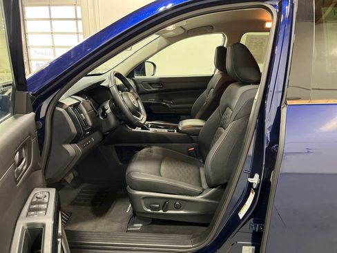 Used 2025 Nissan Pathfinder SV image 25