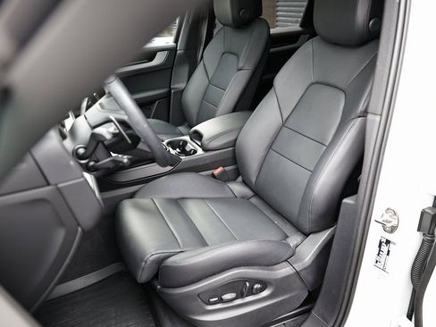 Certified 2025 Porsche Cayenne image 5