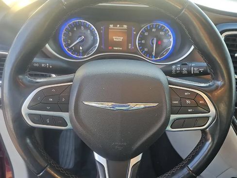 Used 2018 Chrysler Pacifica Touring-L FWD image 10