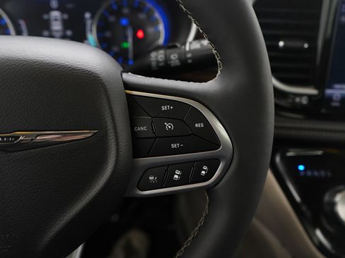 Used 2024 Chrysler Pacifica Limited image 27