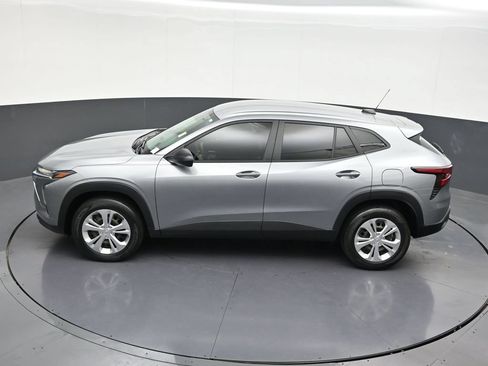 Used 2024 Chevrolet Trax LS FWD image 17