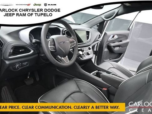 Used 2026 Chrysler Pacifica Limited FWD image 12