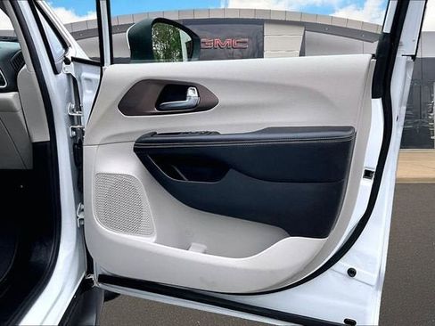 Used 2022 Chrysler Voyager LX FWD image 17