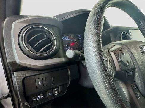 Used 2021 Toyota Tacoma TRD Off-Road image 17
