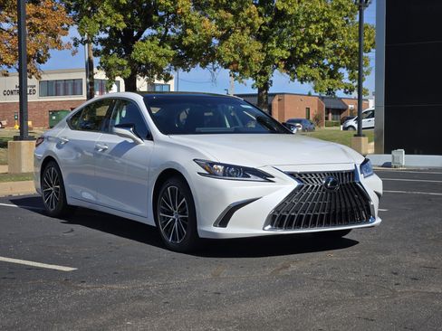 New 2025 Lexus ES 350 w/ Premium Package image 2