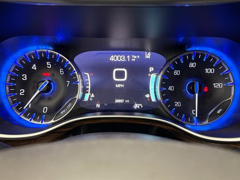 Used 2022 Chrysler Pacifica Limited AWD/4WD image 9