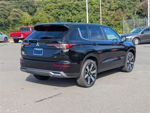 New 2025 Mitsubishi Outlander SE image 3