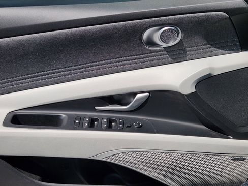 Certified 2025 Hyundai Elantra Limited FWD image 17