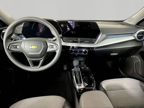 Used 2025 Chevrolet Trax LT FWD image 7