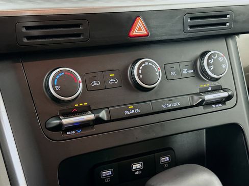 Used 2024 Kia Carnival LX image 23