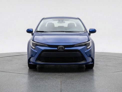 Used 2025 Toyota Corolla LE image 2
