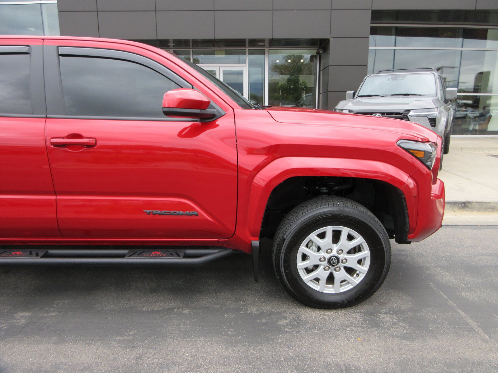 Used 2025 Toyota Tacoma SR5 AWD/4WD image 15