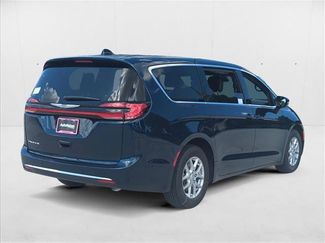 New 2025 Chrysler Pacifica Select w/ Uconnect Theater Family Group video 2