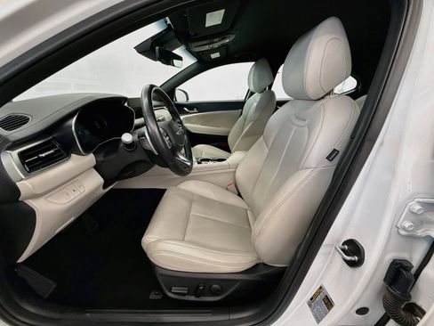 Used 2025 Genesis G70 2.5T RWD image 13