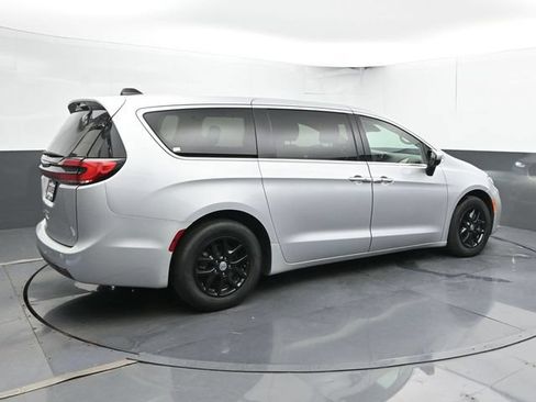Used 2023 Chrysler Pacifica Touring-L FWD image 2