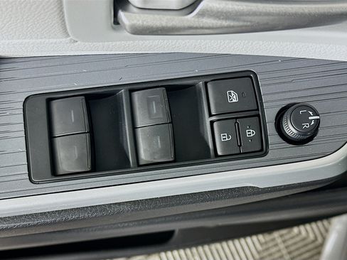 Used 2026 Toyota Sienna XLE FWD image 15