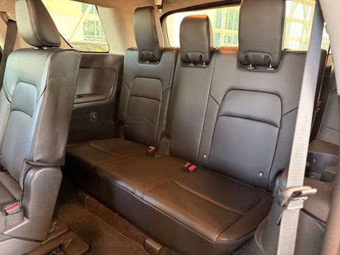 Used 2023 Nissan Pathfinder SL AWD/4WD image 11