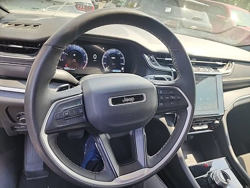 Used 2025 Jeep Grand Cherokee Altitude AWD/4WD image 6