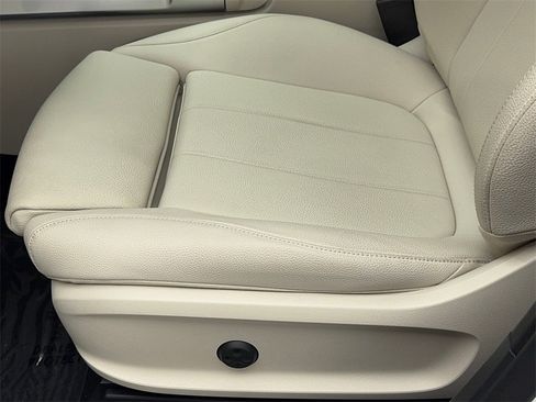 Used 2025 Mercedes-Benz GLB 250 w/ Exclusive Package image 37