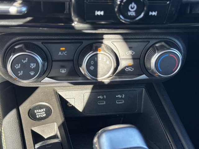 Used 2025 Nissan Kicks SV AWD/4WD image 32