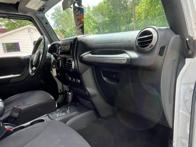 Used 2017 Jeep Wrangler Unlimited Sport w/ Mopar Black Appearance Group AWD/4WD image 20