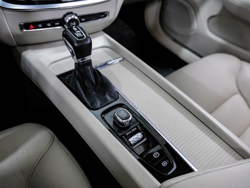 Used 2020 Volvo V60 T5 Momentum image 25