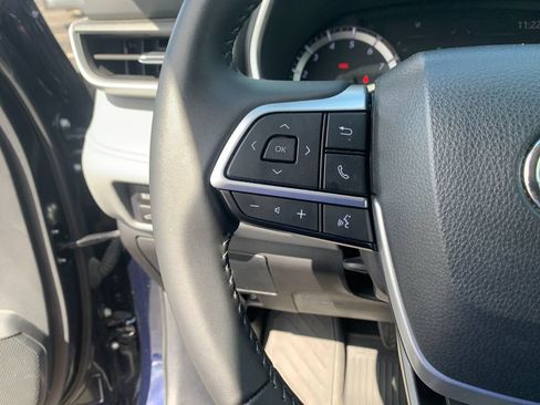 Used 2024 Toyota Highlander XLE AWD/4WD image 27