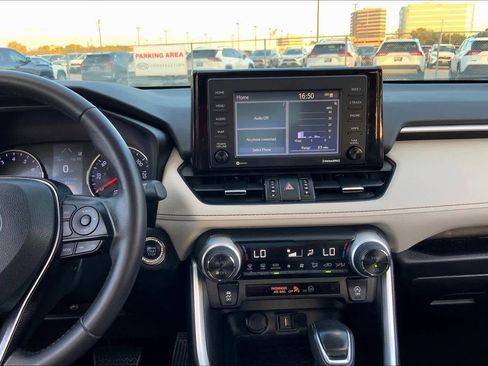 Used 2021 Toyota RAV4 XLE Premium image 6