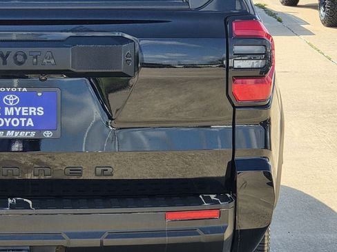 Used 2025 Toyota 4Runner SR5 AWD/4WD image 9