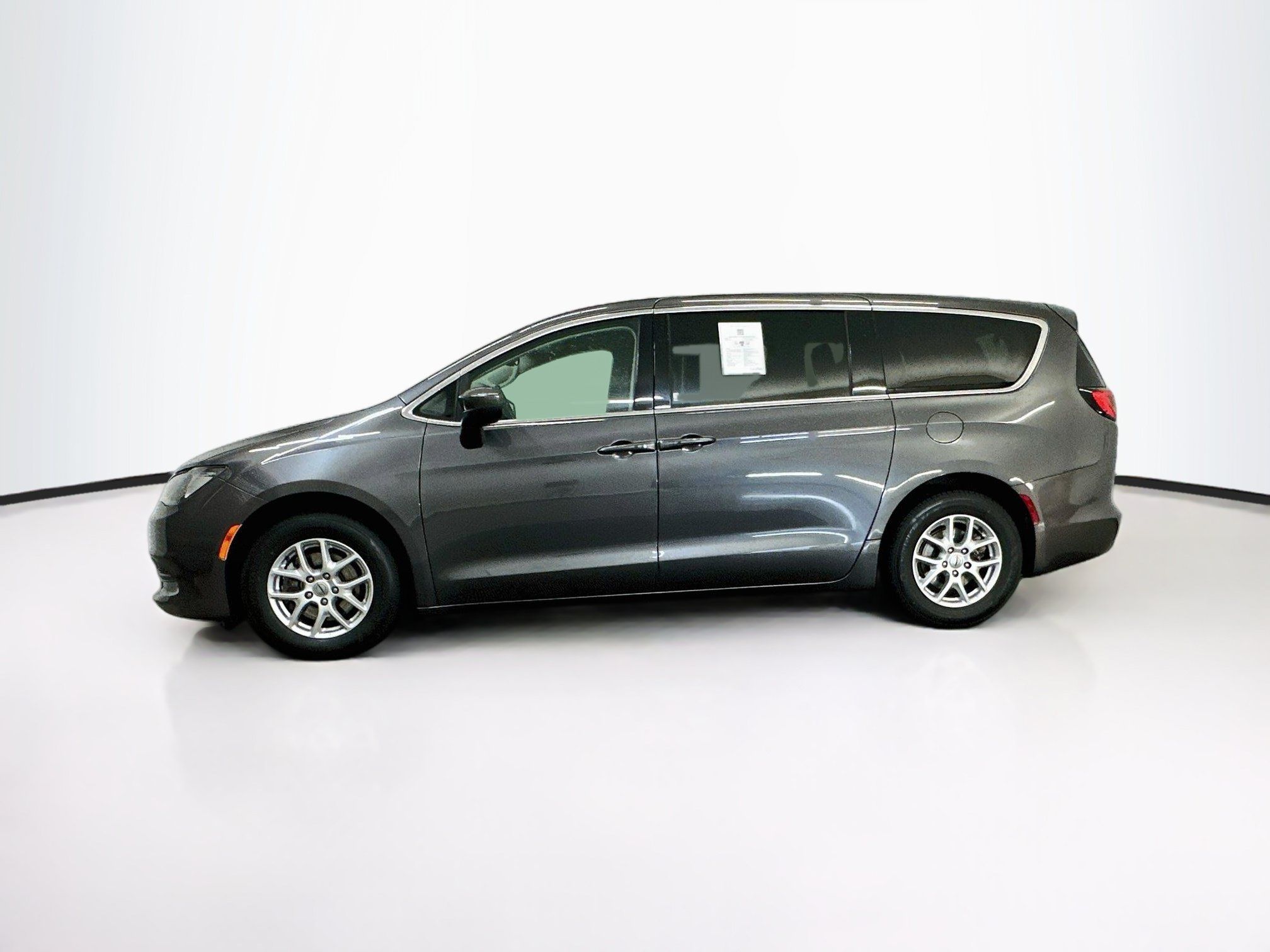 Used 2023 Chrysler Voyager LX FWD image 4