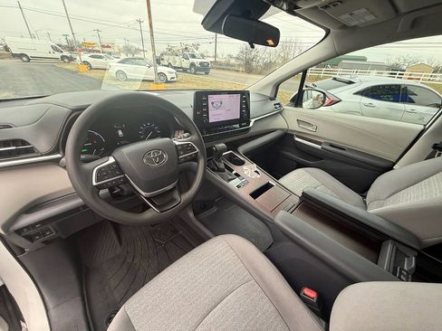 Used 2021 Toyota Sienna LE image 14