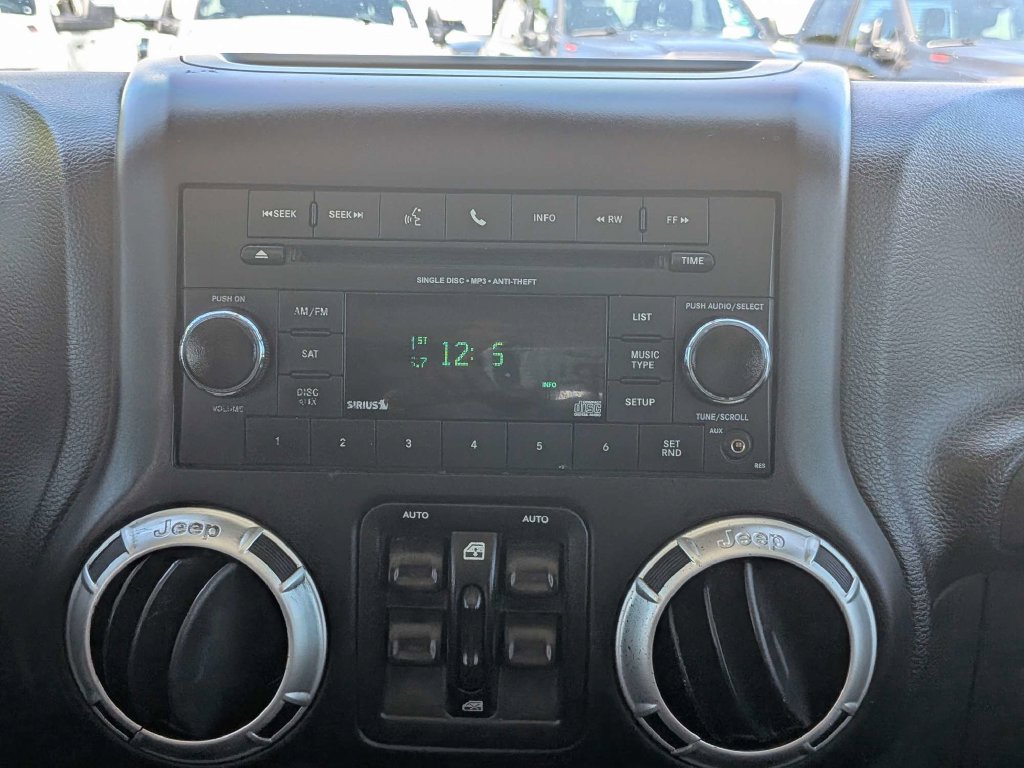 Used 2018 Jeep Wrangler Unlimited Sahara w/ Connectivity Group AWD/4WD image 17