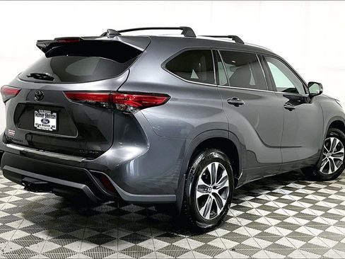 Used 2022 Toyota Highlander XLE image 12