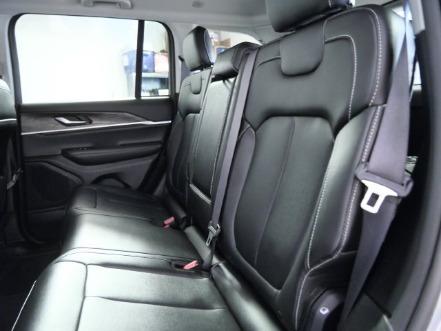 Used 2023 Jeep Grand Cherokee Limited AWD/4WD image 11
