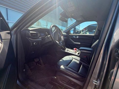 Used 2022 Ford Explorer XLT w/ Equipment Group 202A AWD/4WD image 11