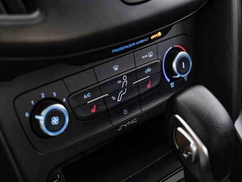 Used 2018 Ford Focus SE w/ SE Appearance Package image 22